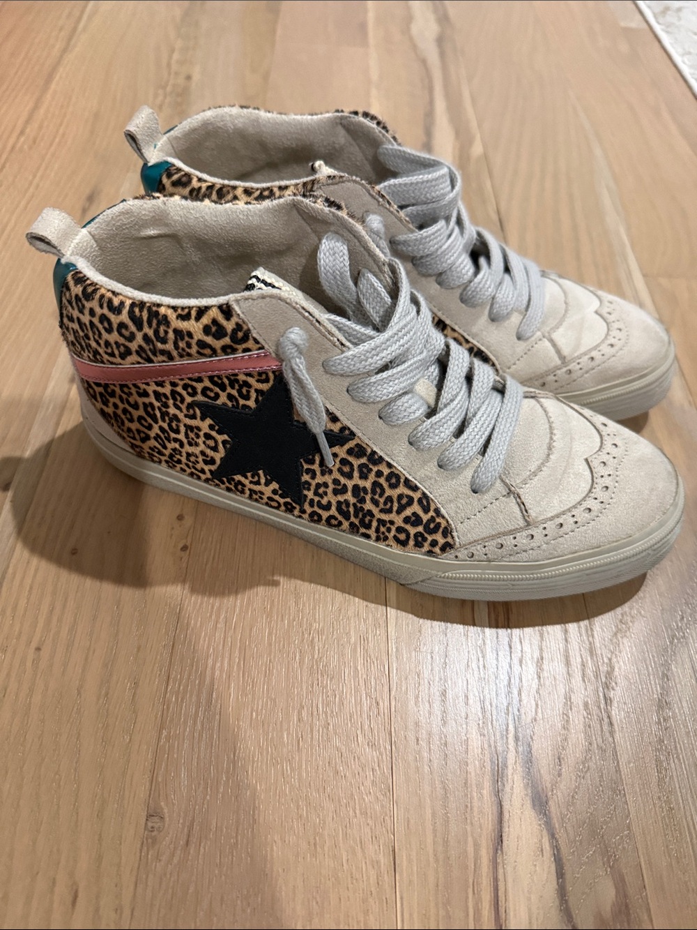 ShuShop Beige Leopard High-Top Sneakers with Black Star and Pink Stripe
